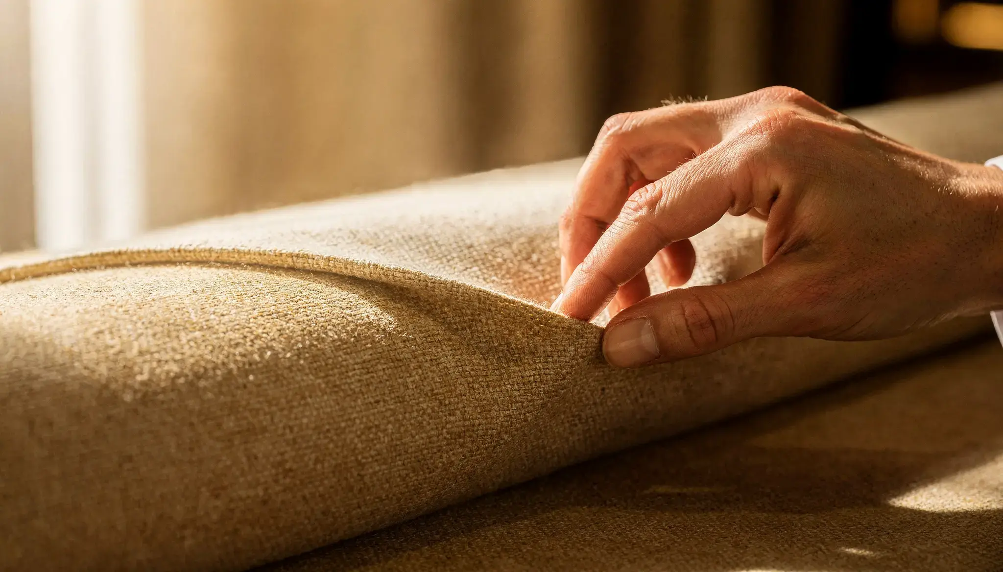 Inspección de tela a contraluz para verificar calidad del textil